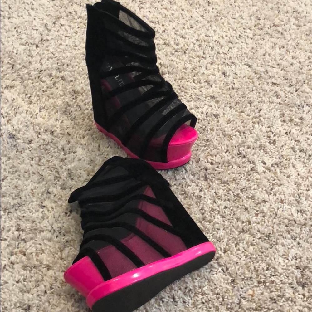 Mesh velvet wedges.